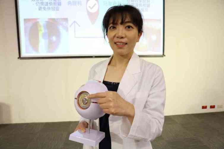 ▲謝宜靜醫師提醒，由於角膜的結構非常脆弱，若考慮接受近視矯正或是雷射手術，需經由角膜專科醫師評估並執行，除了熟悉角膜結構，若術後發生相關併發症也能儘早處理。（中醫大附醫眼科醫學中心提供）