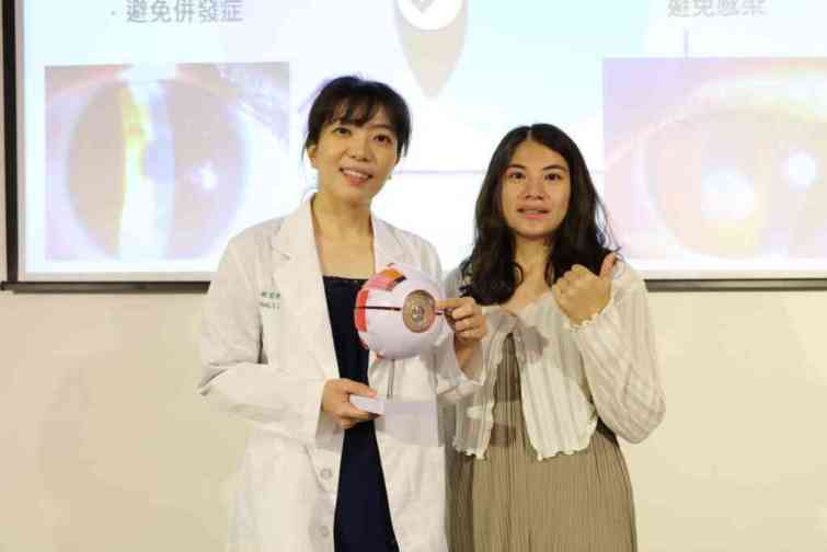 ▲29歲的陳小姐（右），近視700度，喜愛潛水活動。因為本身角膜弧度的關係，戴隱形眼鏡容易被水沖掉，且又有感染風險，經中醫大附醫眼科醫學謝宜靜醫師（左）的評估建議下接受SMILE Pro (全新全飛秒近視雷射)，術後第一天雙眼裸視即可到1.0，可正常上班，目前術後二個月，恢復良好，無併發症。（中醫大附醫眼科醫學中心提供）