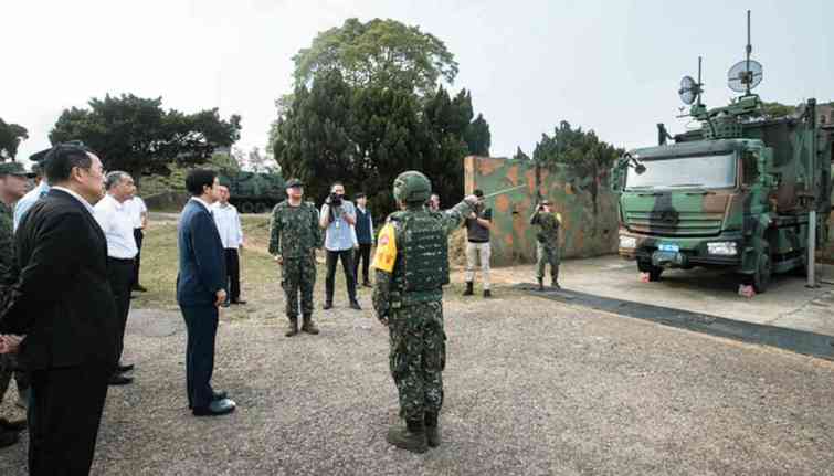 ▲賴清德副總統於16日下午前往臺中訪視「空軍防空暨飛彈指揮部所屬部隊」及「空軍第三戰術戰鬥機聯隊」，並頒發加菜金，慰勉國軍弟兄姐妹的辛勞。（總統府提供）