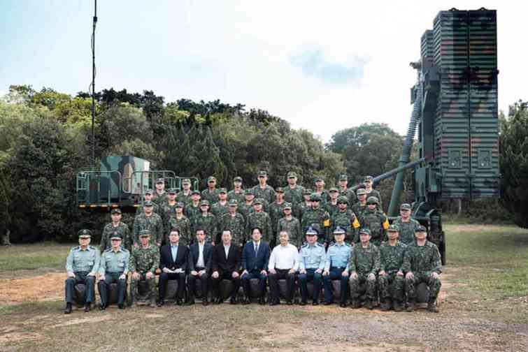 ▲賴清德副總統於16日下午前往臺中訪視「空軍防空暨飛彈指揮部所屬部隊」及「空軍第三戰術戰鬥機聯隊」，並頒發加菜金，慰勉國軍弟兄姐妹的辛勞。（總統府提供）