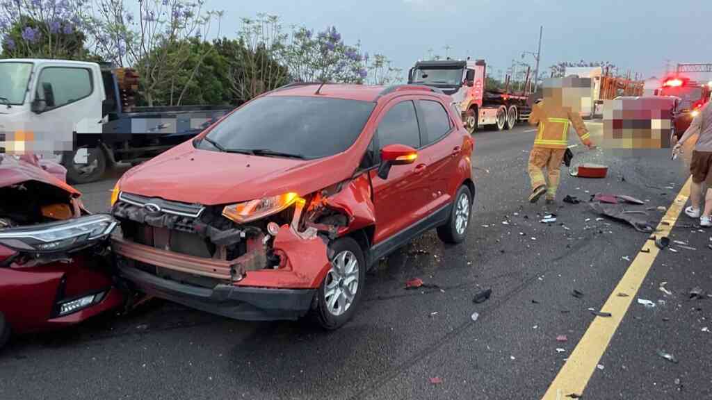 ▲國道1號北上216.6k彰化田尾段內側車道今天清晨5時許發生6車追撞事故,現場零件噴飛四散,事故造成3人輕傷,2人送醫治療,相關肇事原因有待釐清。(記者林明佑翻攝)