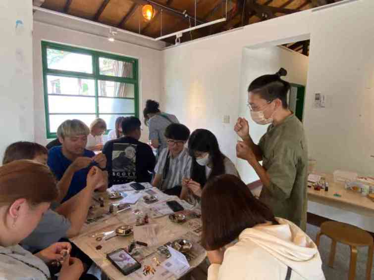 ▲「來創串門子吧！」活動第一主軸為「我是小小工藝家」，體驗課程實作過程。（台中市勞工局提供）