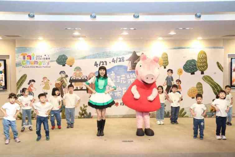 ▲ KIWI姐姐已粉紅豬小妹及多倫多幼兒園小朋友表演。（記者廖妙茜翻攝）