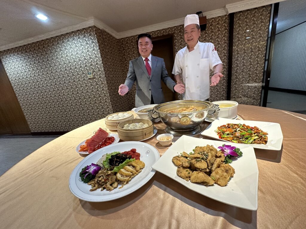 總經理方睿騰、行政主廚劉天青率團隊推出經典佳餚優惠餐，展示為歡慶6月16日為陸軍官校校慶，紀念黃埔百年校慶，自即日起~6月30日止，推出「黃埔校慶，親愛精誠」優惠餐。