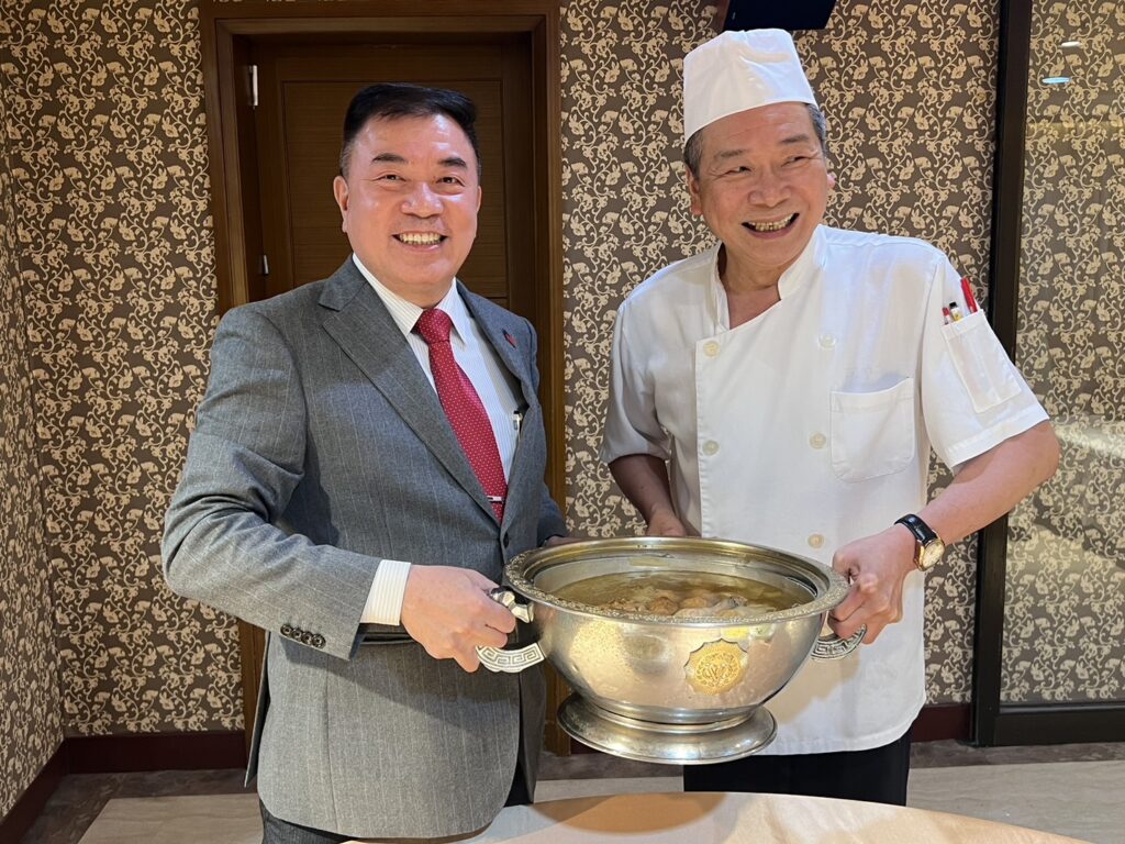 (左起)總經理方睿騰、行政主廚劉天青，展示別具特色的部隊復興鍋，並以該鍋為主題，讓顧客體驗當年黃埔健兒勤儉建軍、刻苦耐勞的經歷，吃出當兵的回憶。