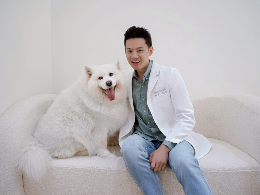 孫全獸醫師提醒照顧狗狗口腔健康，要從每日刷牙開始動手! 圖：雪橇犬麥可噗優和緬因喬鈮喵