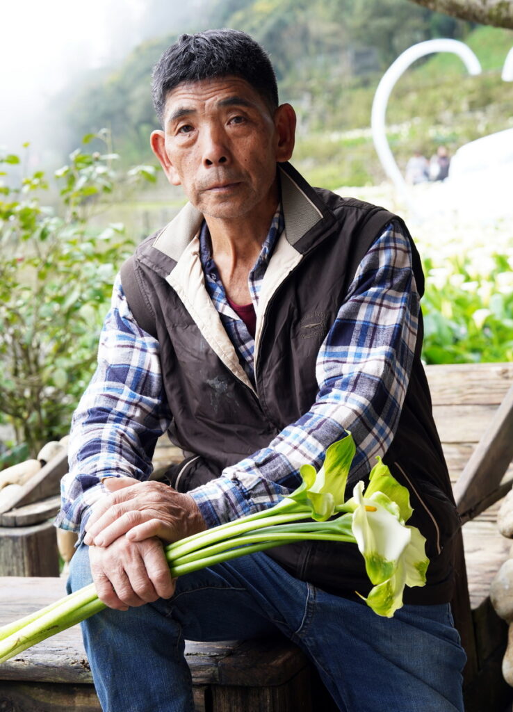 王財欽在花田中結合老練的木工技藝,農園處處充滿美感巧思