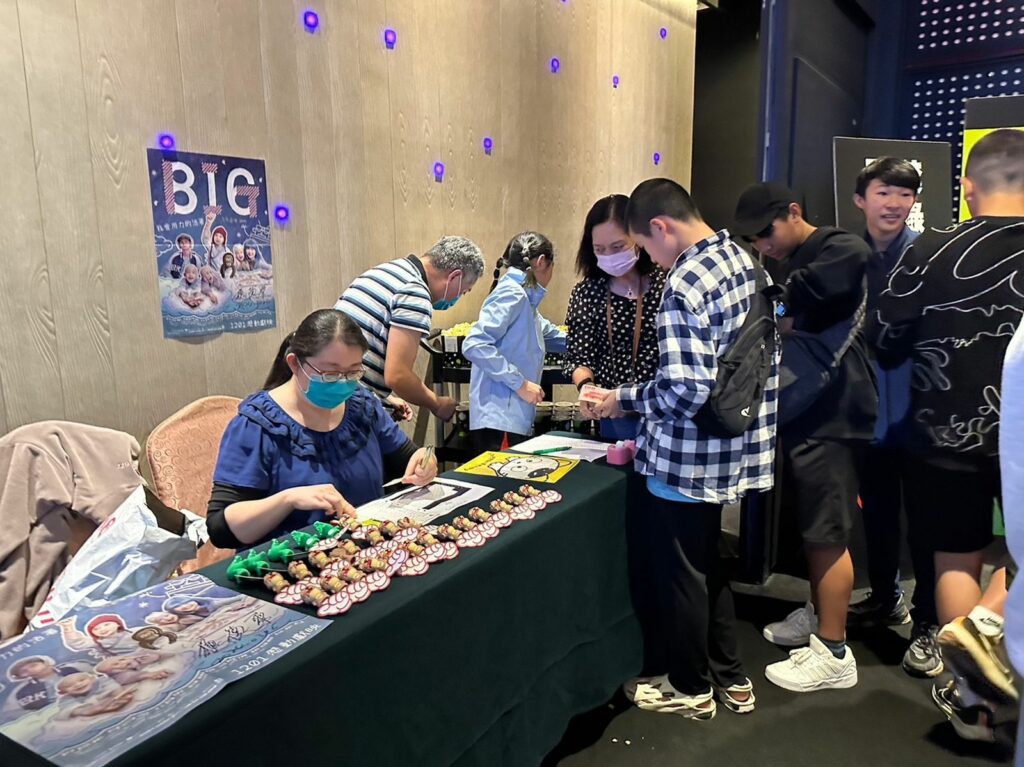 五結國中體育班的親師生也接力在北美僑胞贊助下,發起全員參與包場