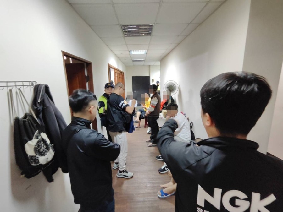 天九牌賭場藏身工業區 破門逮24人查扣近百萬賭金 200 cnews204240417a02