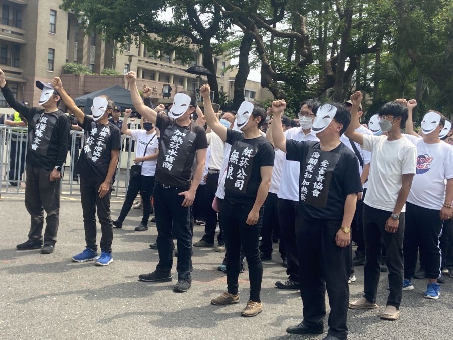 幫菸防法舉辦告別式 百人批菸防法護紙菸上市免評估 190 幫菸防法舉辦告別式 百人批菸防法護紙菸上市免評估 189