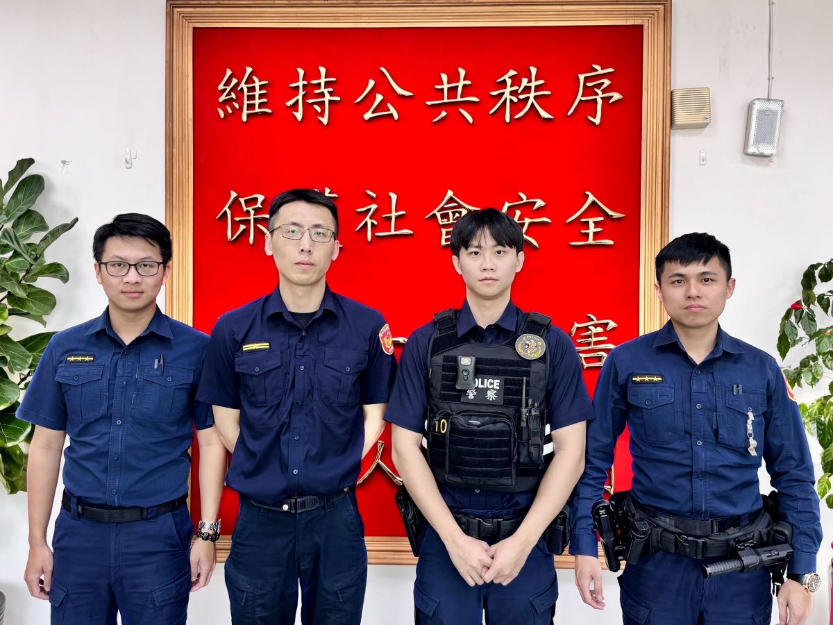 文德派出所(左起)警員何旻佑、副所長賴柏鈞、警員吳長霖、警員王光展。(記者薛秀蓮翻攝)