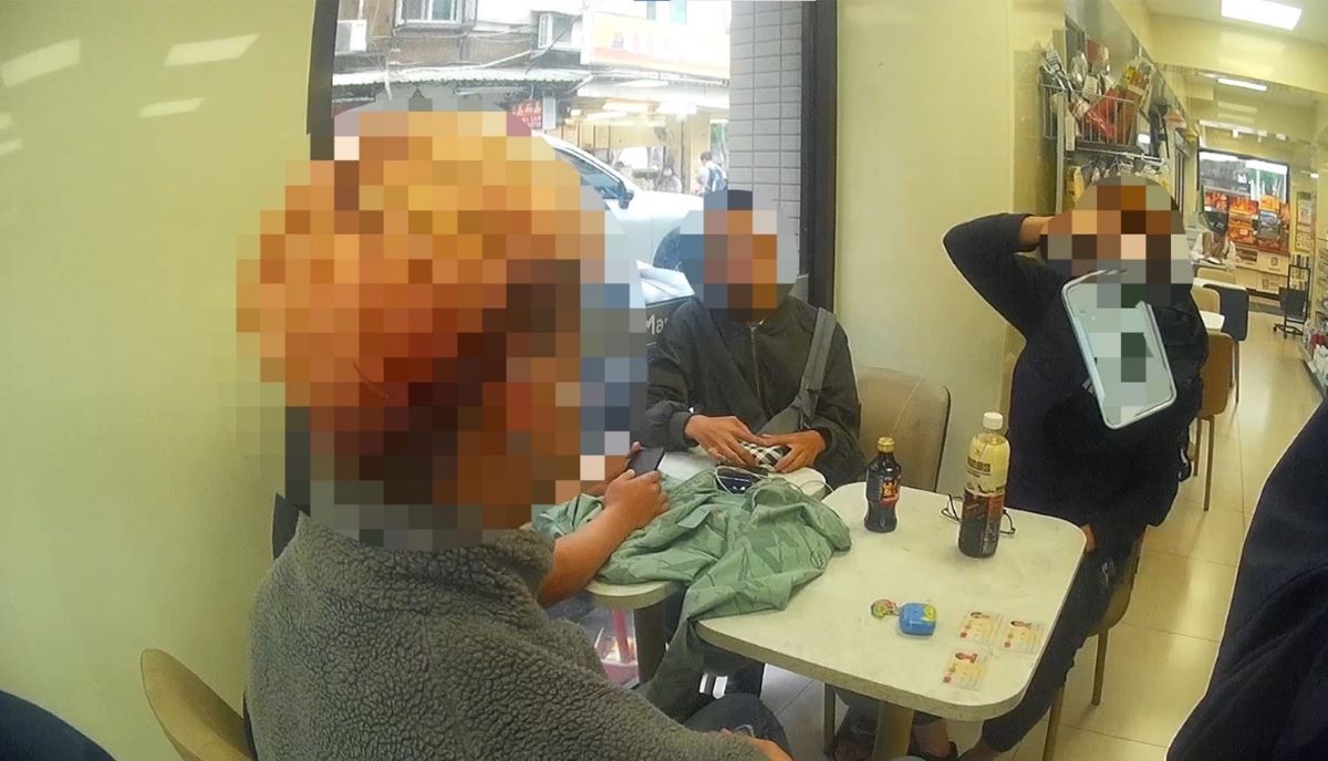 竊嫌將自行將拆卸下之車牌拿出。(記者薛秀蓮翻攝)