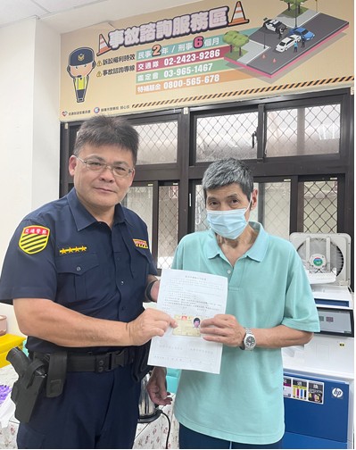 警方主動協助高齡駕駛自願註銷繳回駕照。(記者薛秀蓮翻攝)