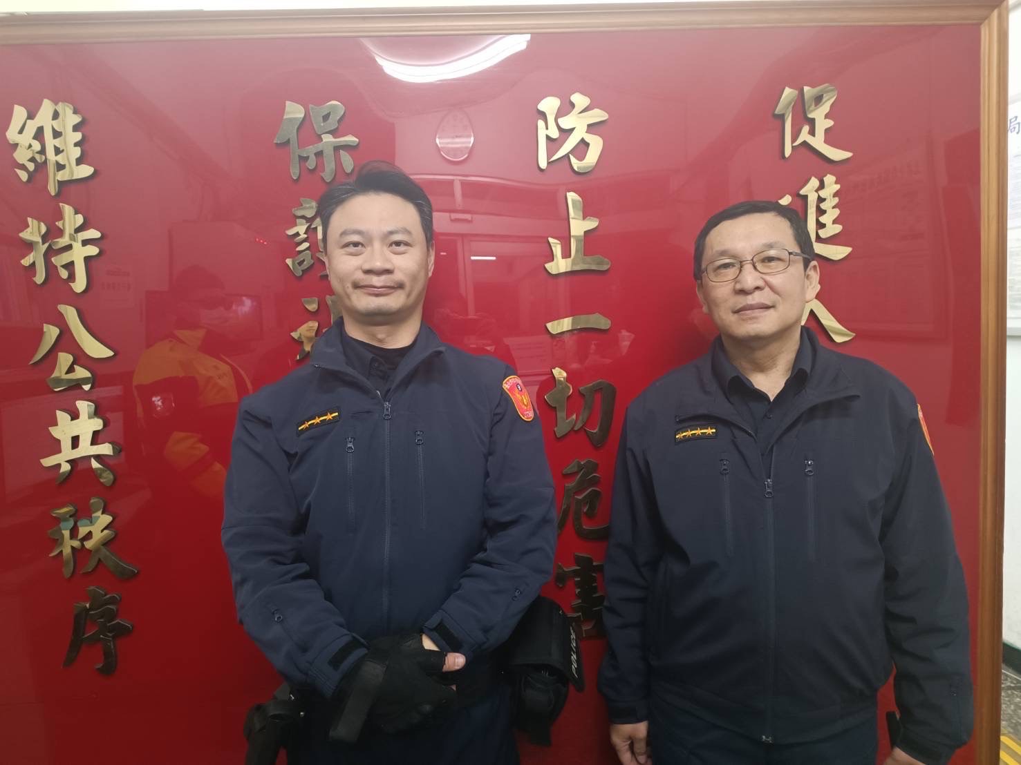 北投分局 副所長劉義龍(右)、警員侯辰儒 (左)。(記者薛秀蓮翻攝)