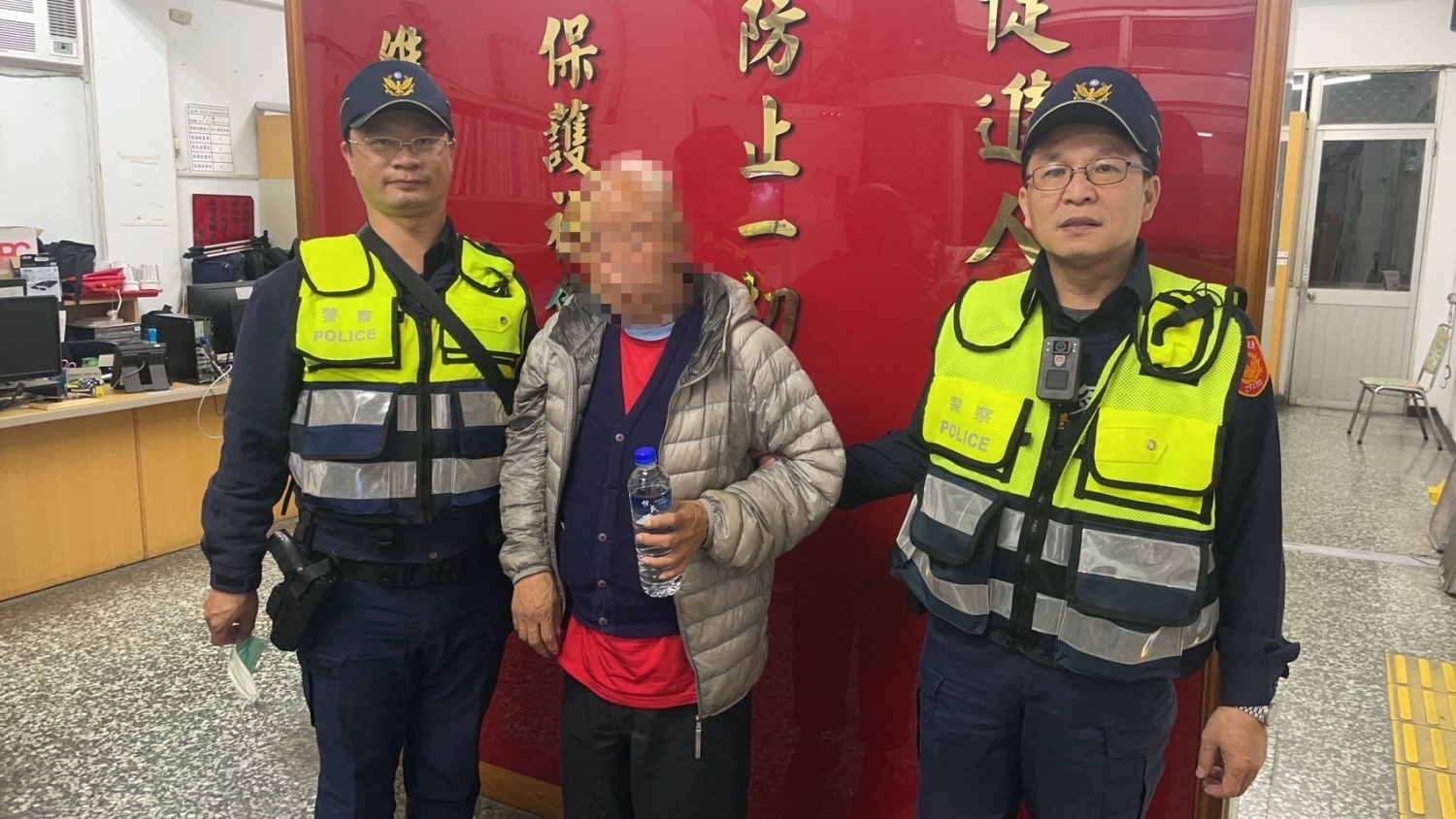 北投分局關渡派出所 副所長劉義龍、警員侯辰儒協助走失的郭姓老翁返家 。(記者薛秀蓮翻攝)