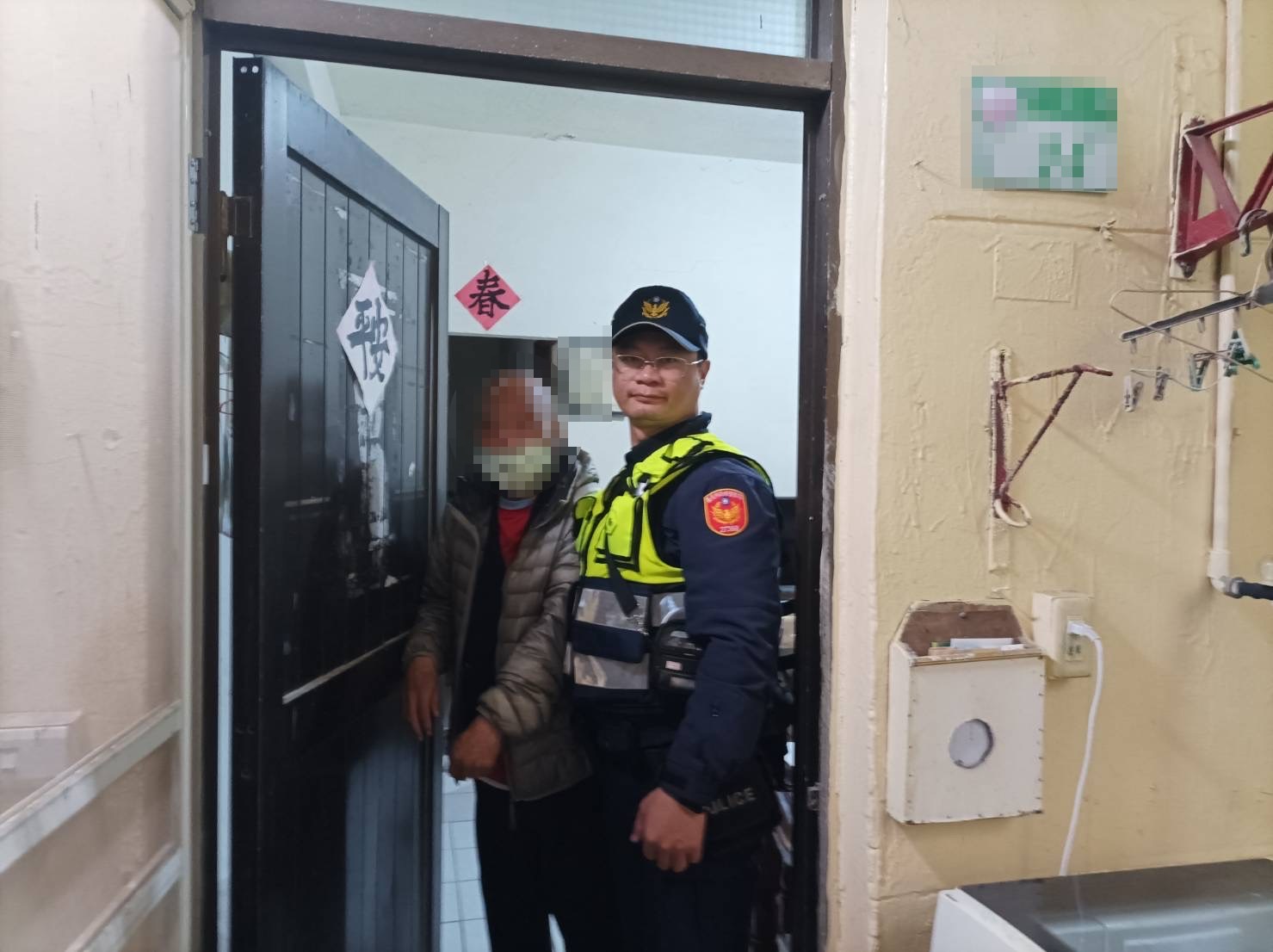 北投分局關渡派出所 副所長劉義龍、警員侯辰儒協助走失的郭姓老翁返家 。(記者薛秀蓮翻攝)