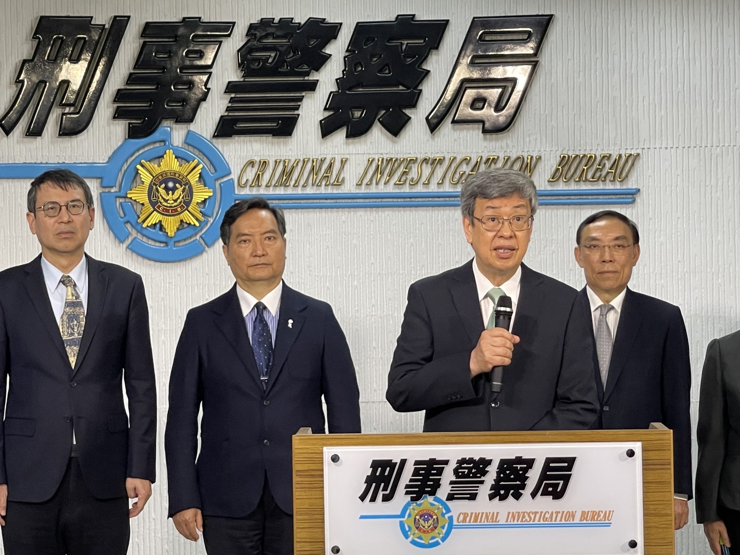 行政院長陳建仁親自主持大麻查緝及施用黑數發掘記者會,強調反毒決心。(記者薛秀蓮翻攝)
