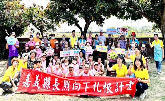 嘉縣府帶領長輩入校園 讓老幼共學「鱟」延續生命體悟