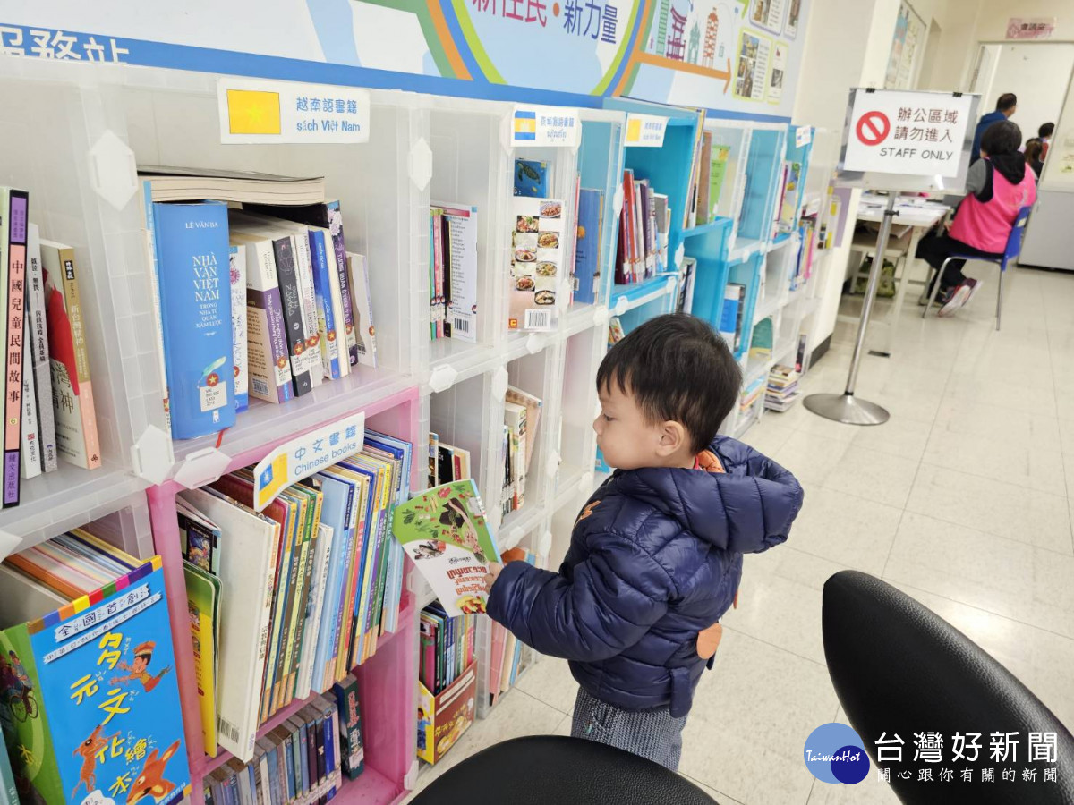 到服務站洽公的新住民父母,可以用母國語言與孩子們一起共讀。