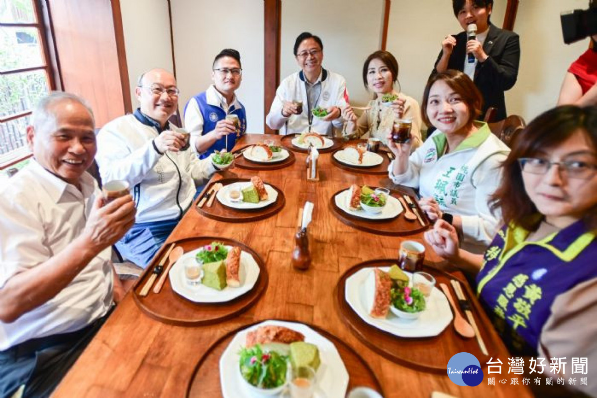 張市長與出席貴賓於館內體驗有機輕食。<br /><br /> <br /><br />