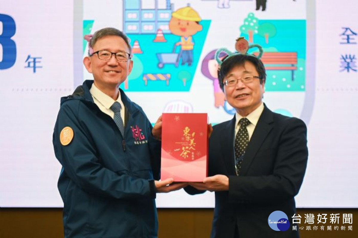 王副市長回贈東方美人茶予周次長。<br /><br />