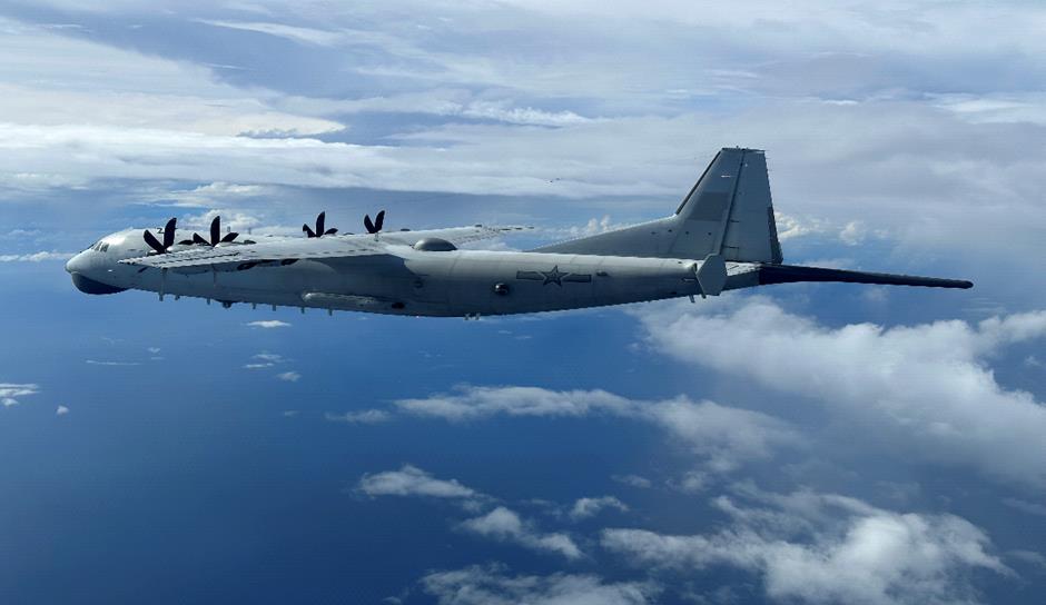 中共再派軍機艦持續擾台,最近距離台中僅82浬。圖為空軍偵照中國運8反潛機狀況。示意圖/國防部提供