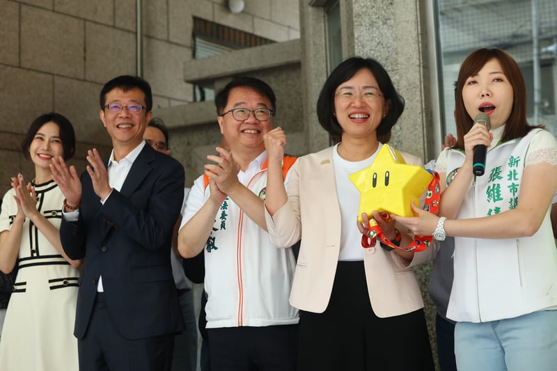 蘇巧慧(右2)15日領表登記參選新北市黨部主委,黨籍立委吳秉叡(中)、張宏陸(左2)、前立委賴品妤(左)到場力挺,新北市議員張維倩(右)還特別送上「無敵星星」表祝福。中央社