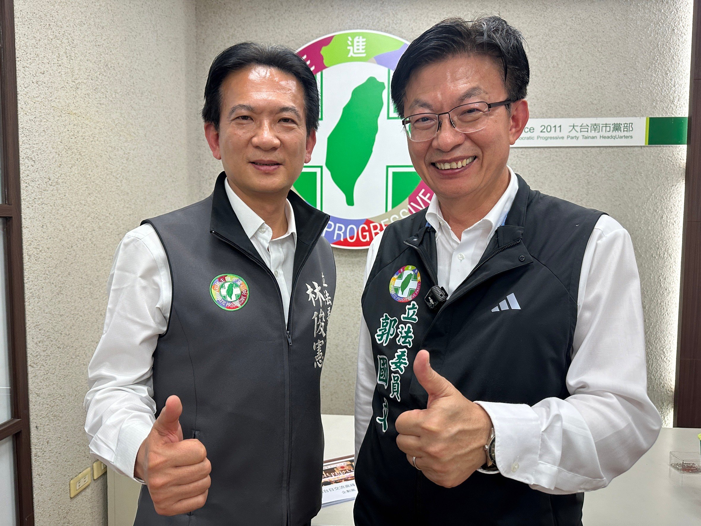 立委郭國文(右)參選台南市黨部主委,被視為立委林俊憲角逐市長初選的「造王者」。辛啓松攝