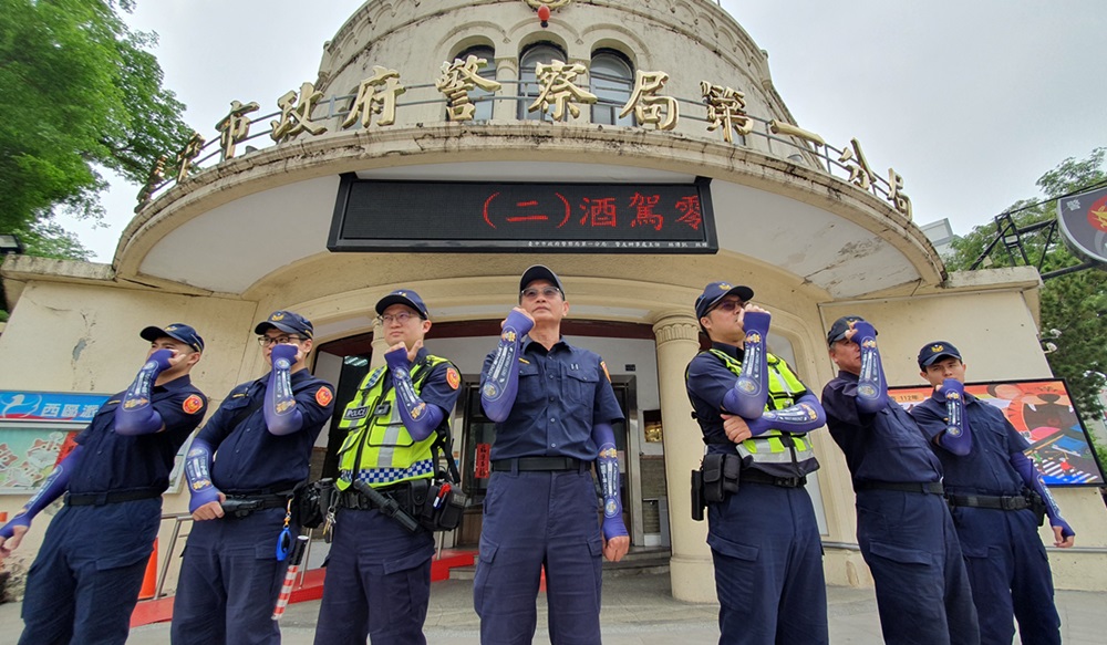 ▲圖說:牛奶方盒警探設計的袖套以一分局警鴿及上公舘福德正神為圖騰 (圖/台中市政府提供)