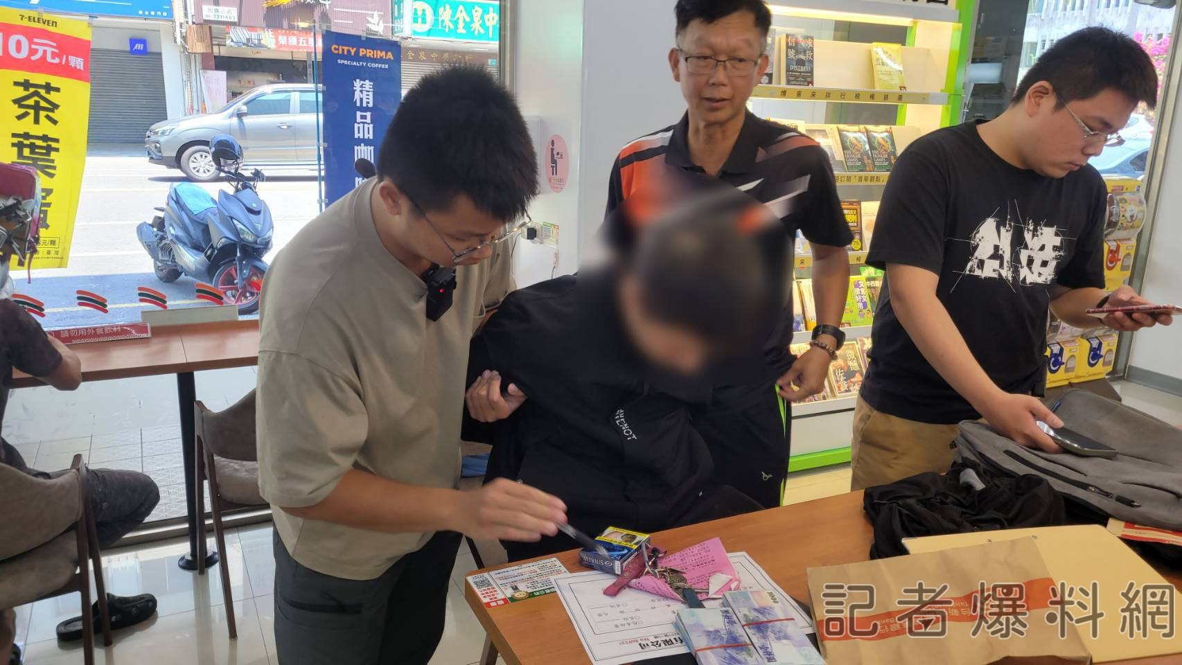 ▲車手接過錢後隨即遭逮。(圖/記者金東天翻攝)