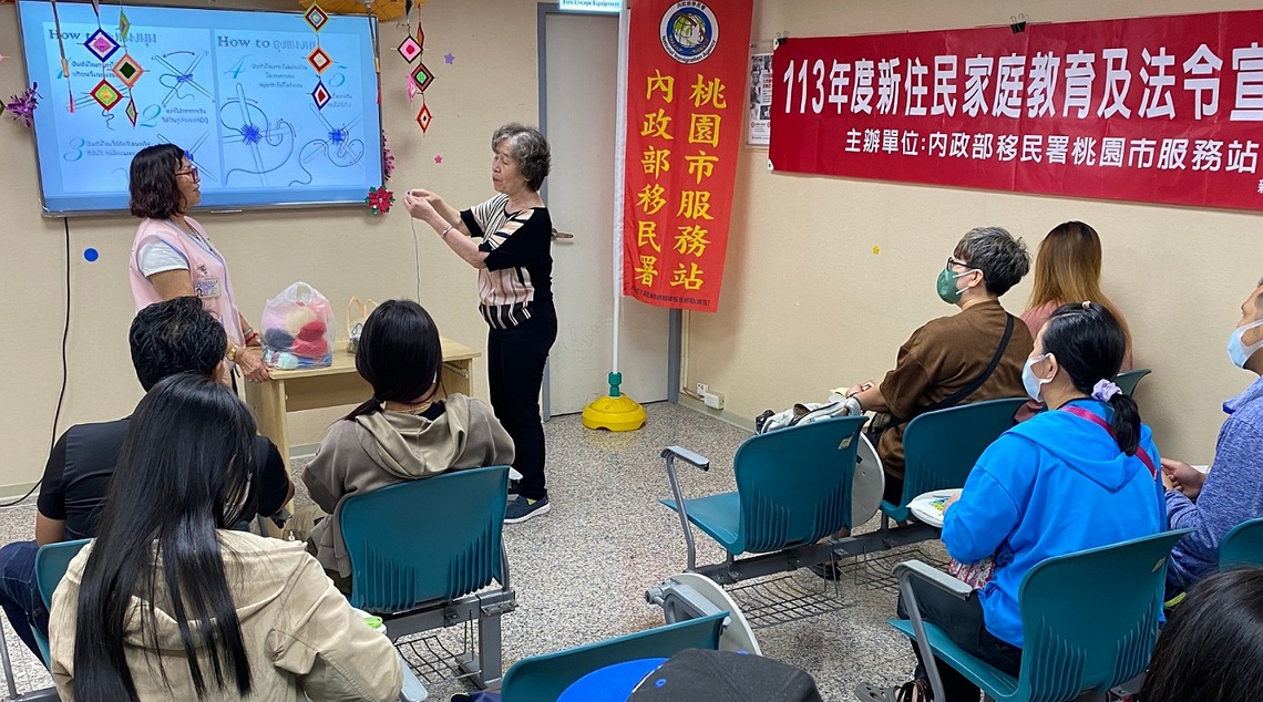 桃園移民署宣導移民法修正重要資訊 製作泰國蜘蛛絲旗寓吉祥如意