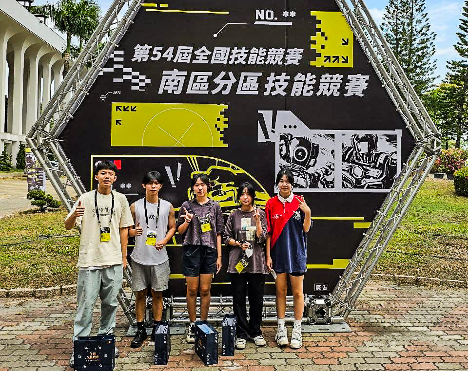 ▲美術科同學陳宥禾、邦宥明、丘婧儀、許芷綾(由左至右)參加全國技能競賽南區初賽，獲得第1、5名及佳作。（圖/中華藝校提供）
