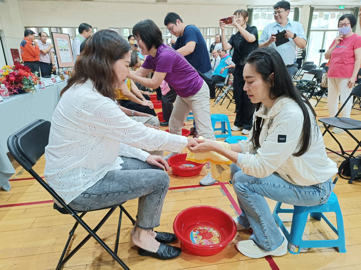 ▲市議員曾之婕現場為母親示範這三部曲。（圖／記者陳彥霖攝）