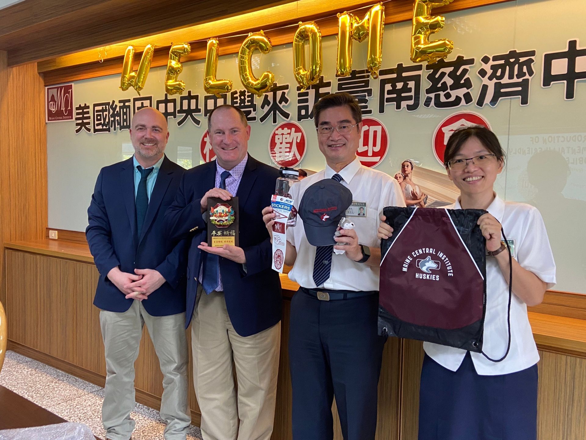 臺南慈中由姚智化校長及張齡之教務主任代表致贈結緣品,MCI董事主席Mr. Mike及教務主任Mr. Scott代表MCI回贈結緣品。
