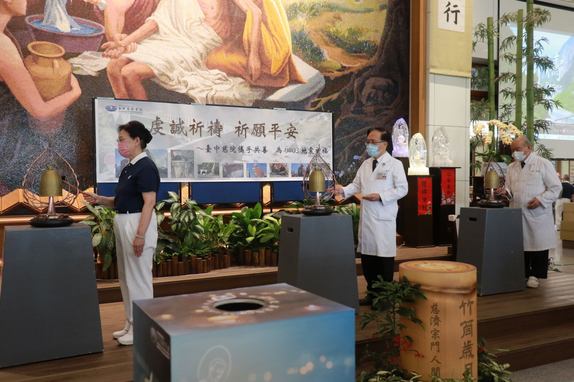 簡守信院長(中)、中區志工合心陳彩招(左)、中區榮董召集人紀邦杰(右)共同敲鐘揭開愛心市集序幕。