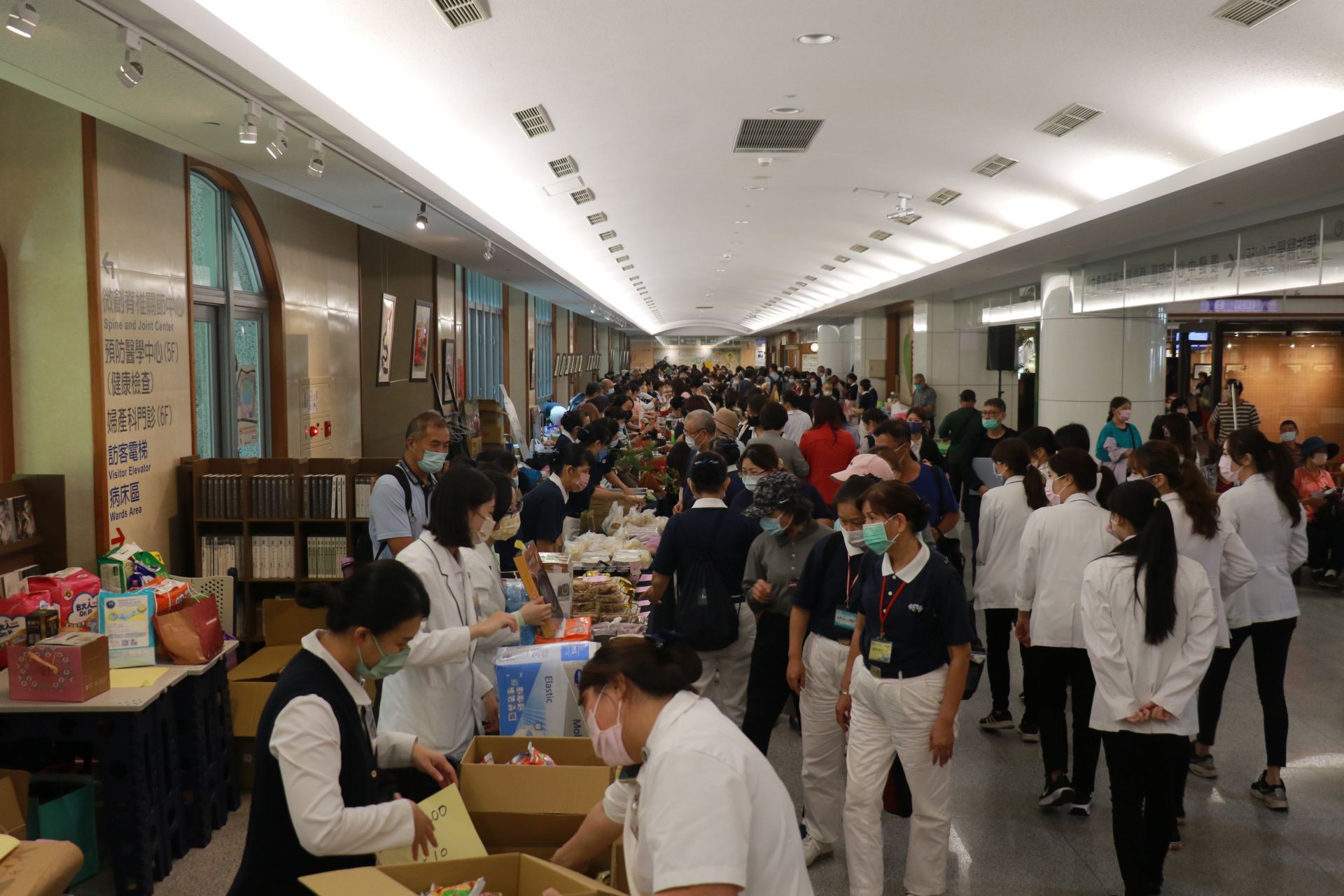 台中慈濟醫院舉辦愛心惜福市集,出現許久未見的熱鬧場面,眾人匯集善念募心募愛挹注花蓮震災鄉親。