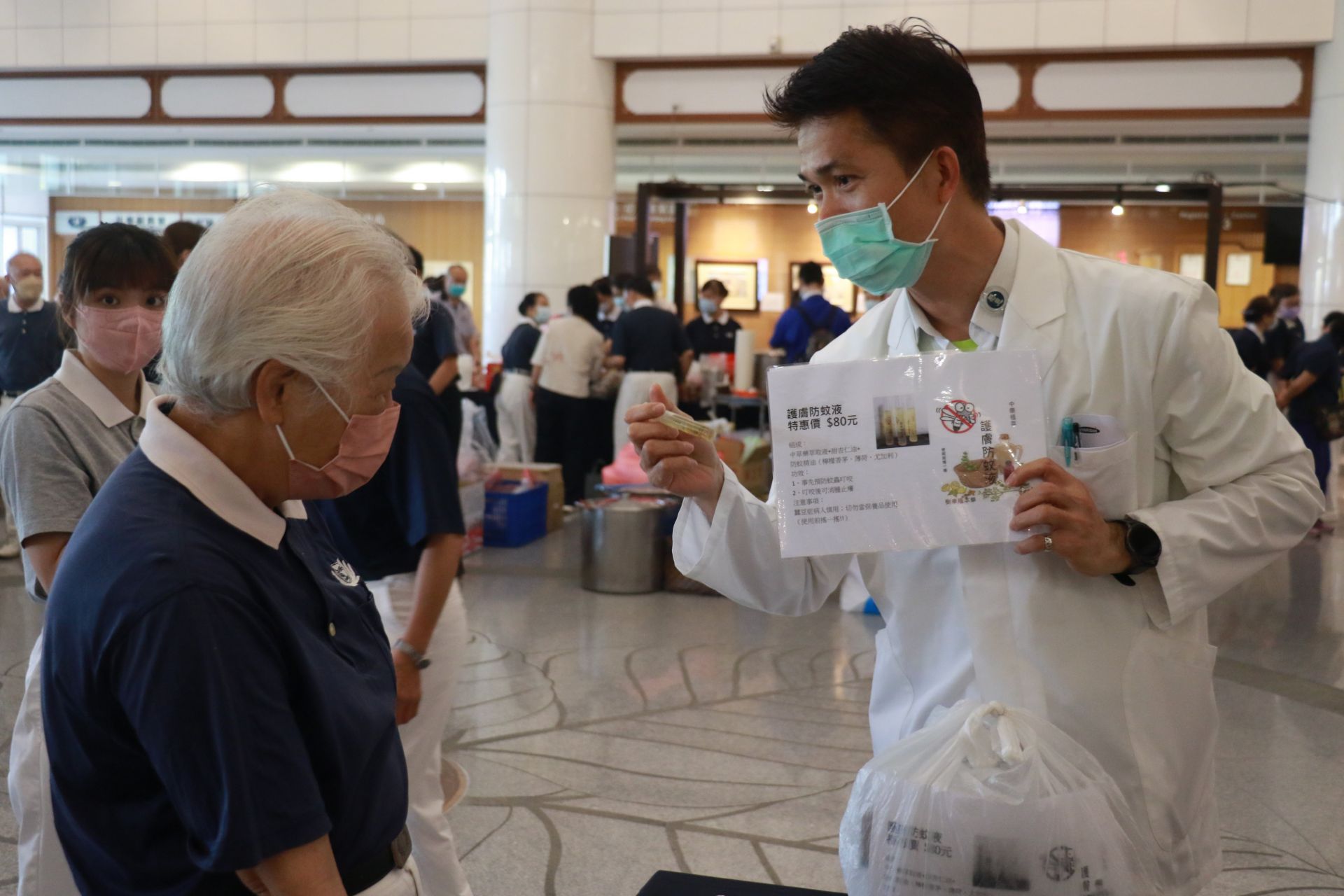 中西醫臨床整合研究中心藥師曾樹城(右)以天然中草藥配方自製防蚊液募愛,要給大家最天然、健康的產品。
