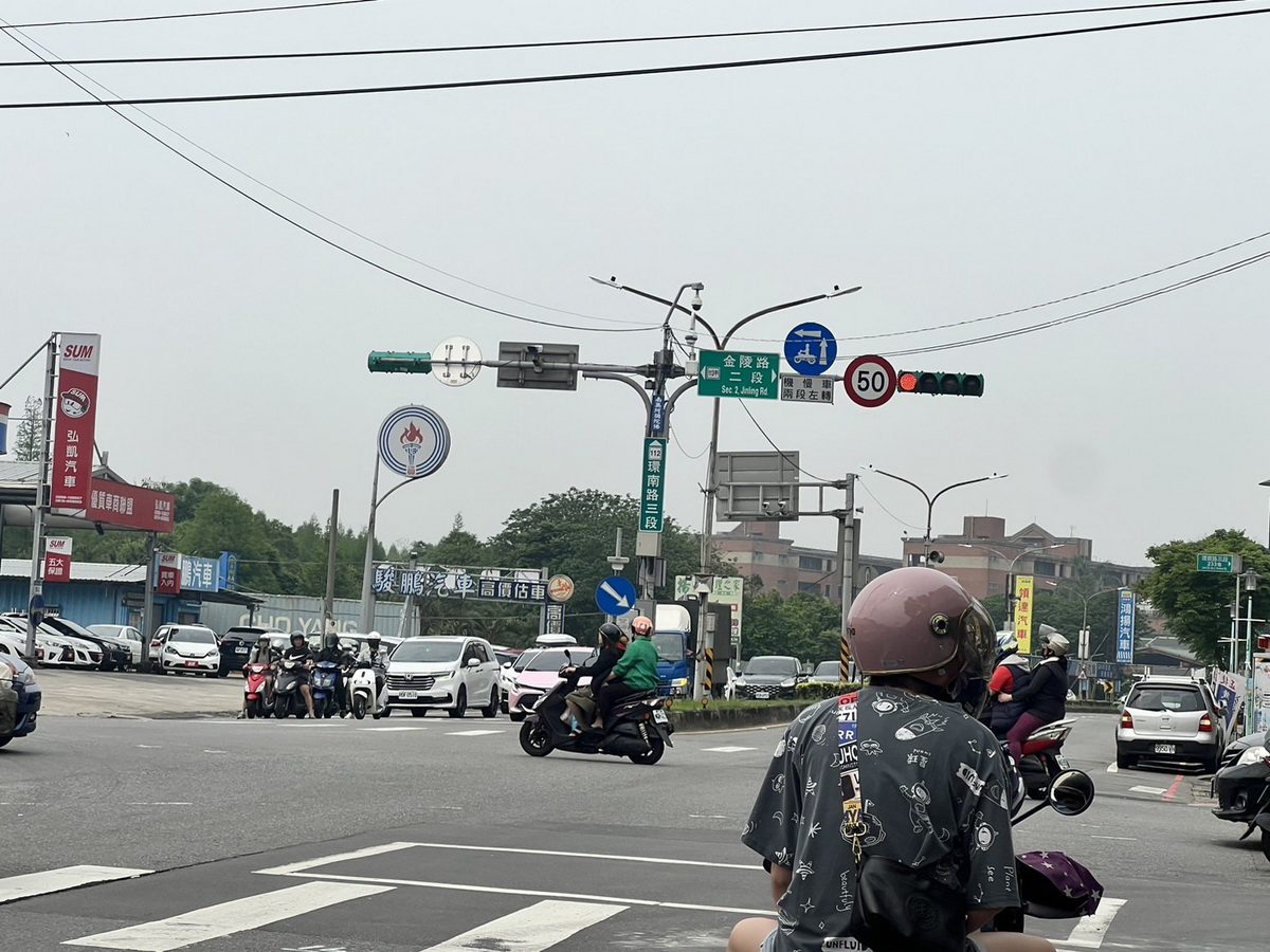 桃園平鎮環南、金陵路口流量大沒紅燈倒數計時之黃燈 交通局：近期改善