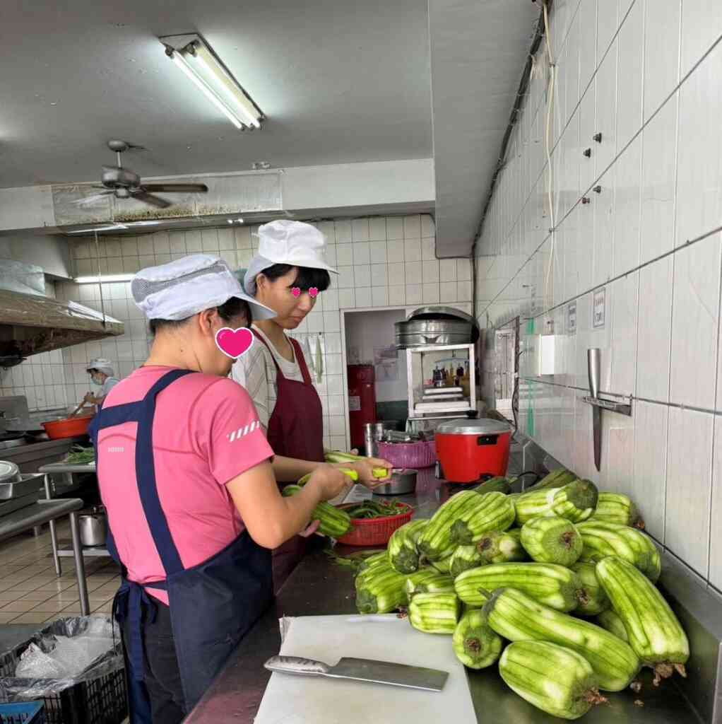 ▲主廚阿姨每日教小佩認識一種食材。(中彰投分署提