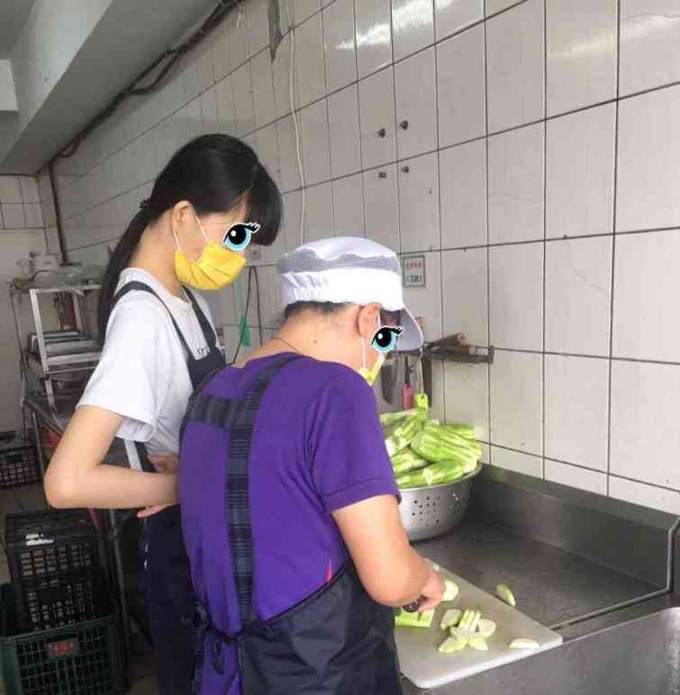 ▲主廚阿姨教小佩如何切絲瓜。（中彰投分署提供）