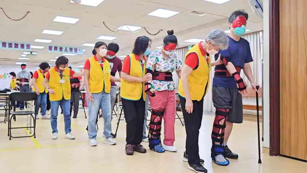 弘道基金會鐵拐體驗中風失能不便　增加服務同理心貼近長者感受