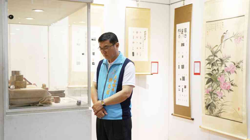▲文開詩社甲辰年社員詩書印作品聯展在鹿港公會堂展出,鎮長許志宏邀請民眾一同走訪鹿港,欣賞傳統藝術之美。(記者林郁芯翻攝)