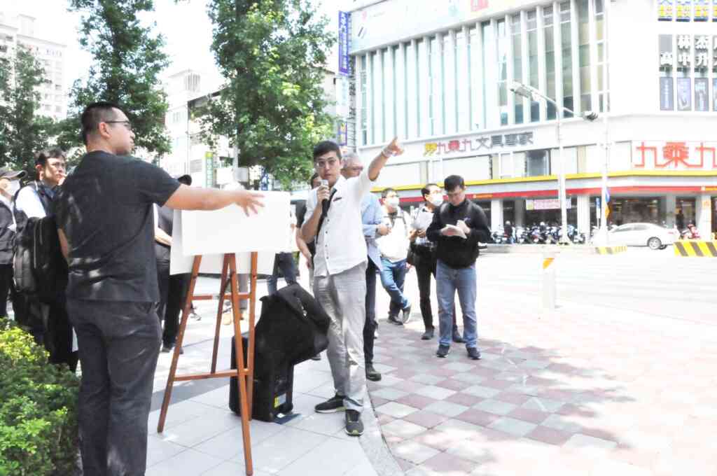 ▲台中市政府團隊現地說明路口改善作為。(台中市交通局提供)
