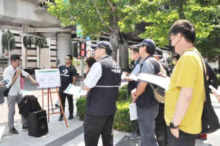 ▲視導團隊亦實地前往路口勘查，並由交通局說明改善措施。（台中市交通局提供）
