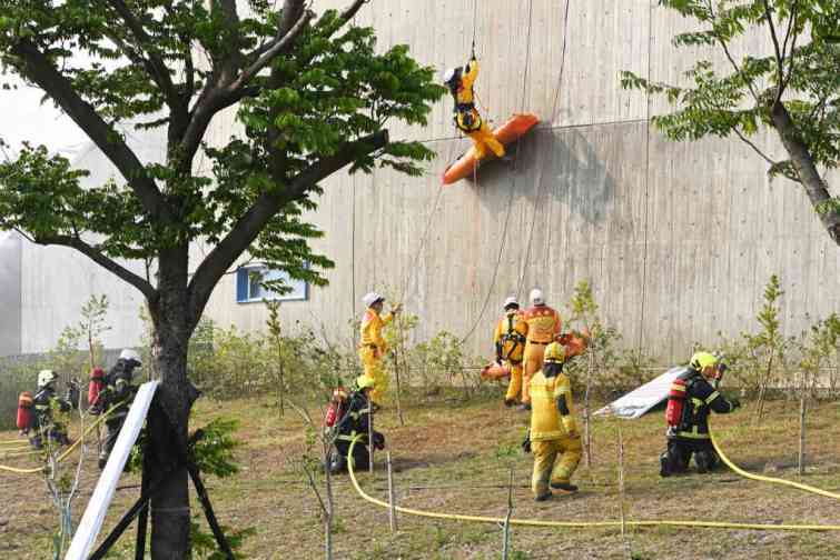 ▲模擬應對天然災害防救及鳥嘴潭人工湖遭飛彈攻擊損毀時之災害防救等相關處置作為，透過實作操演驗證南投縣臨災應變機制作為。（記者張玉泰攝）