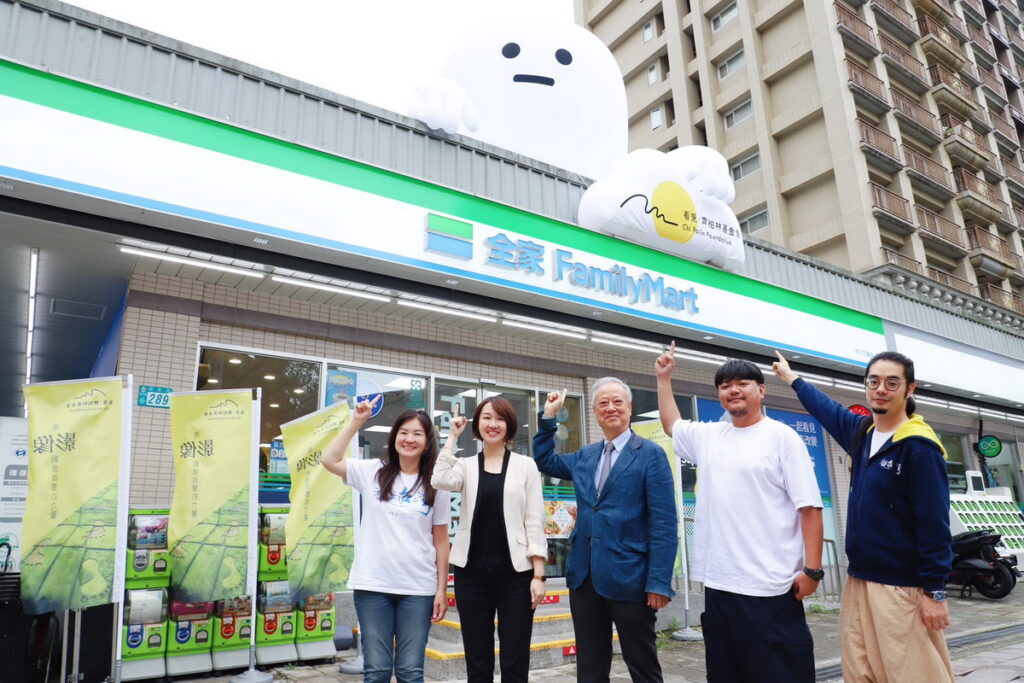 圖說：與在林口全家落地的雲朵阿Q合影。