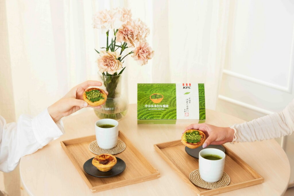透過肯德基期間限定的宇治抹茶白玉蛋撻串聯對家人、朋友的情誼,與身邊的人共譜一抹好時光。