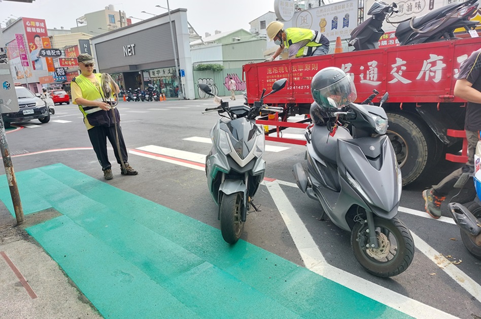 ▲圖說:中市警取締標線型人行道機車違規占用,並拖吊移置 (圖/台中市政府提供)