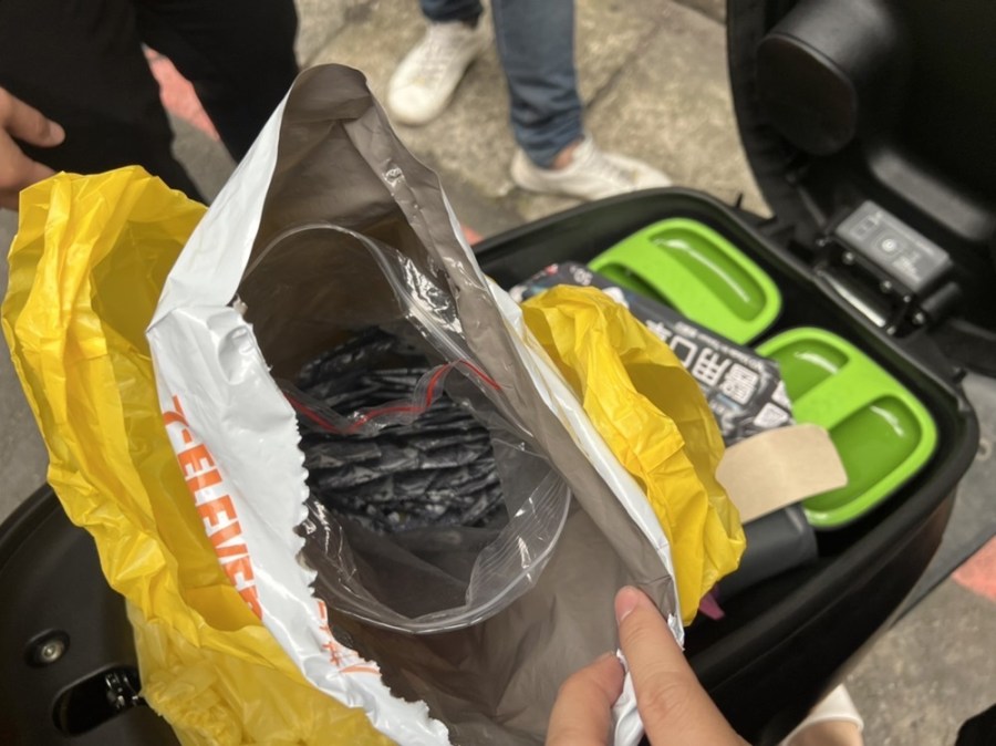 外送員斜槓當小蜜蜂 警喬裝買家起獲上百毒咖啡包 206 cnews204240418a03