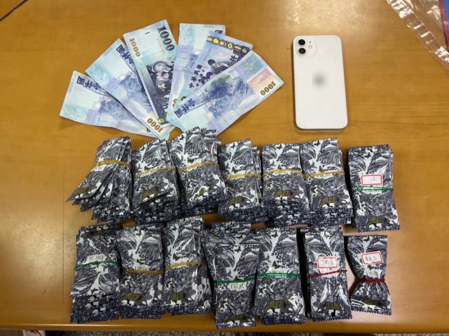 外送員斜槓當小蜜蜂 警喬裝買家起獲上百毒咖啡包 207 cnews204240418a02